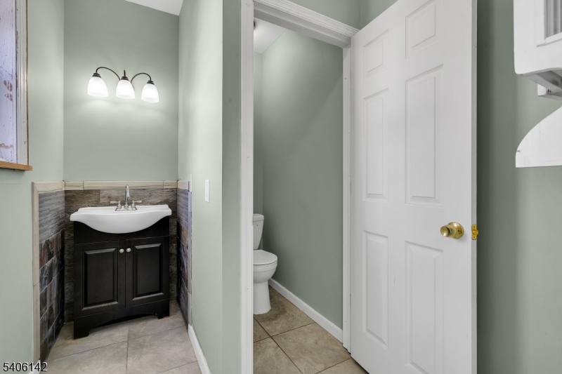 647 Scotland Road Orange, NJ 07050 - Photo 2 of 13