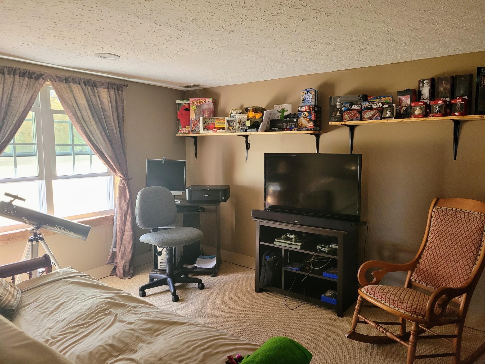 196 Nate Floyd Road Manchester, TN 37355 - Photo 12 of 36 a view of a livingroom with furniture and a window