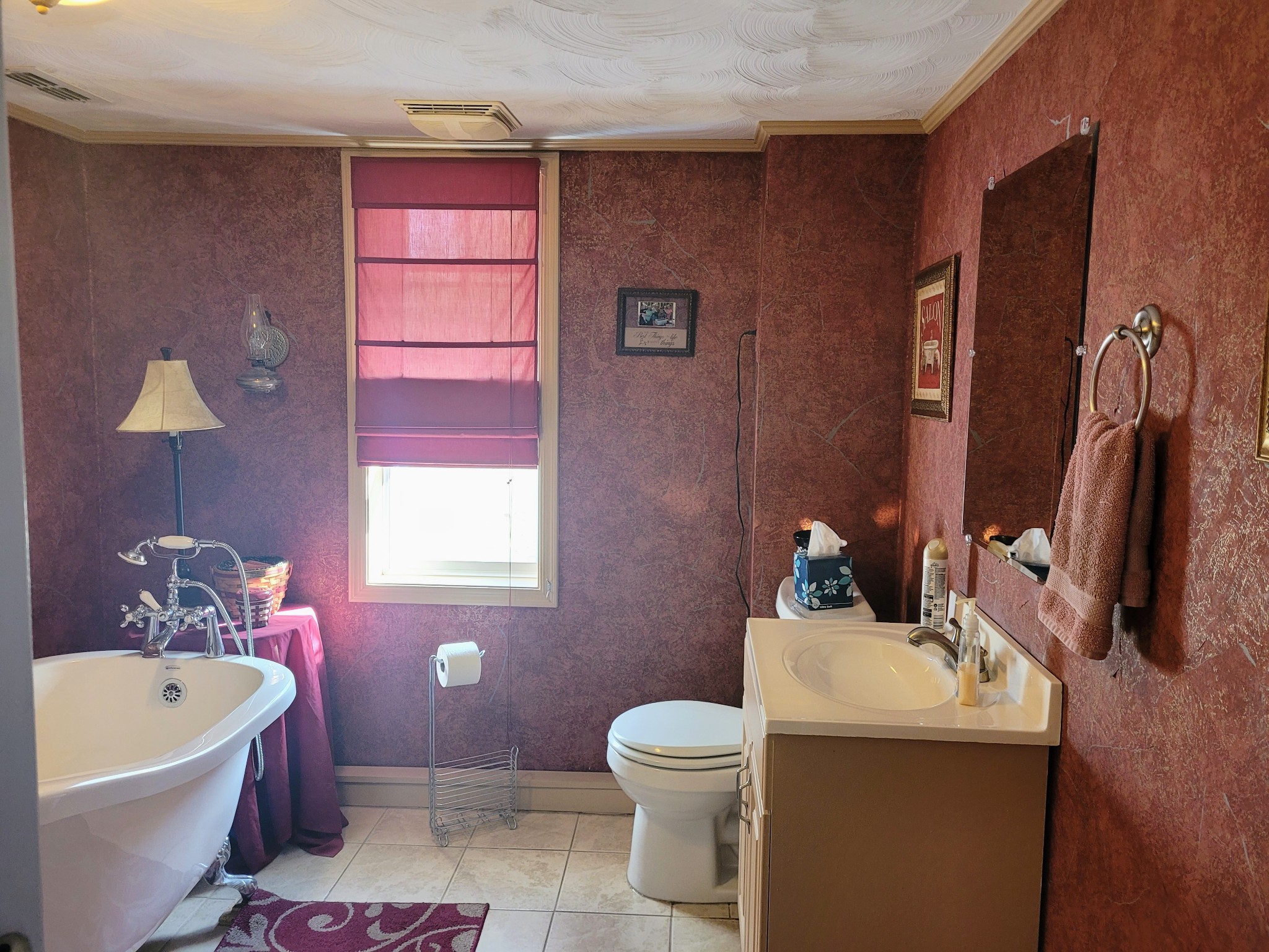 196 Nate Floyd Road Manchester, TN 37355 - Photo 10 of 36 a bathroom with a sink a toilet and bathtub
