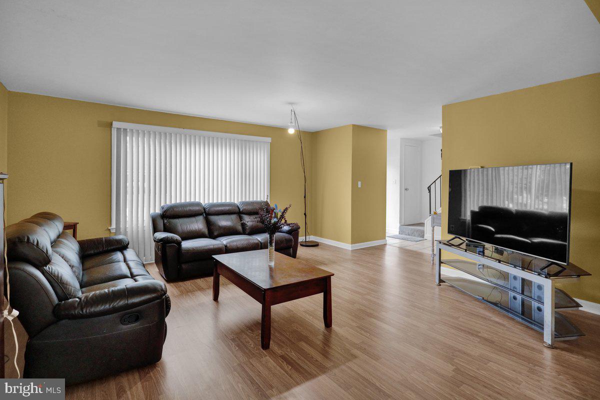 909 Farmdale Road Mount Joy, PA 17552 - Photo 10 of 32 Living Room