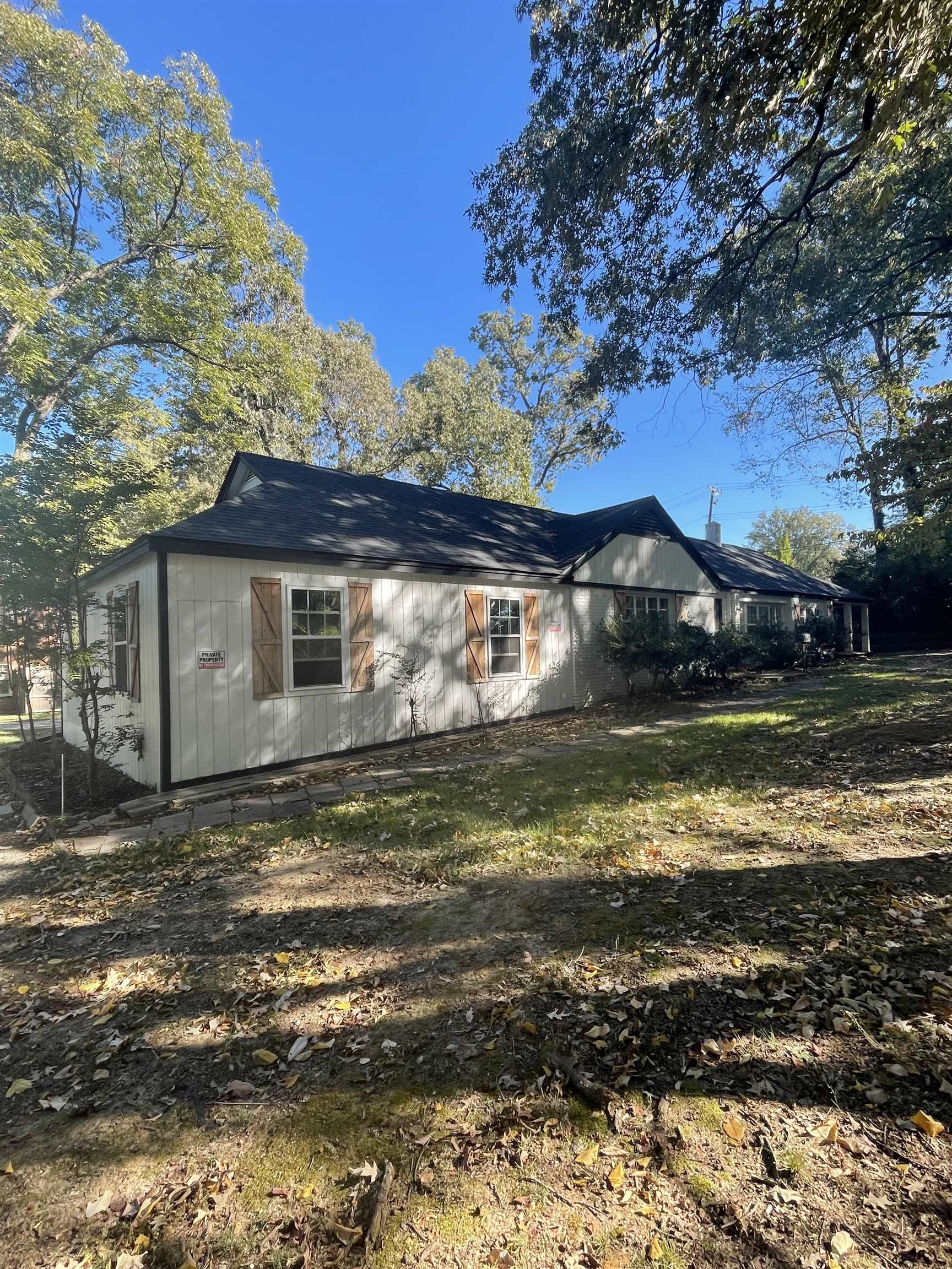 3356 Walnut Grove Road Memphis, TN 38111 - Photo 4 of 7 a view of a house with a yard