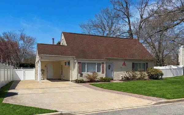 $679,000 | 4 Erlwein Court, Massapequa, NY 11758
