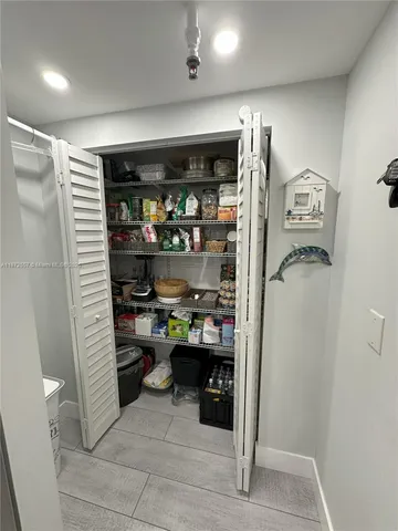 a view of entryway with outdoor space