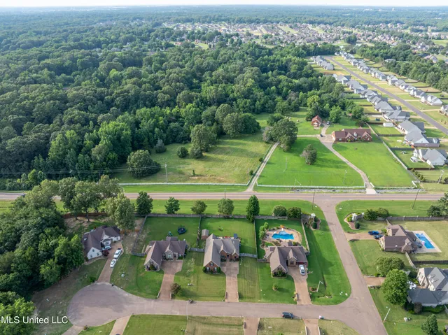 $414,000 | 1668 Farindale Cove, Nesbit, MS 38651