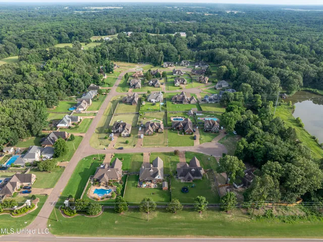 $414,000 | 1668 Farindale Cove, Nesbit, MS 38651