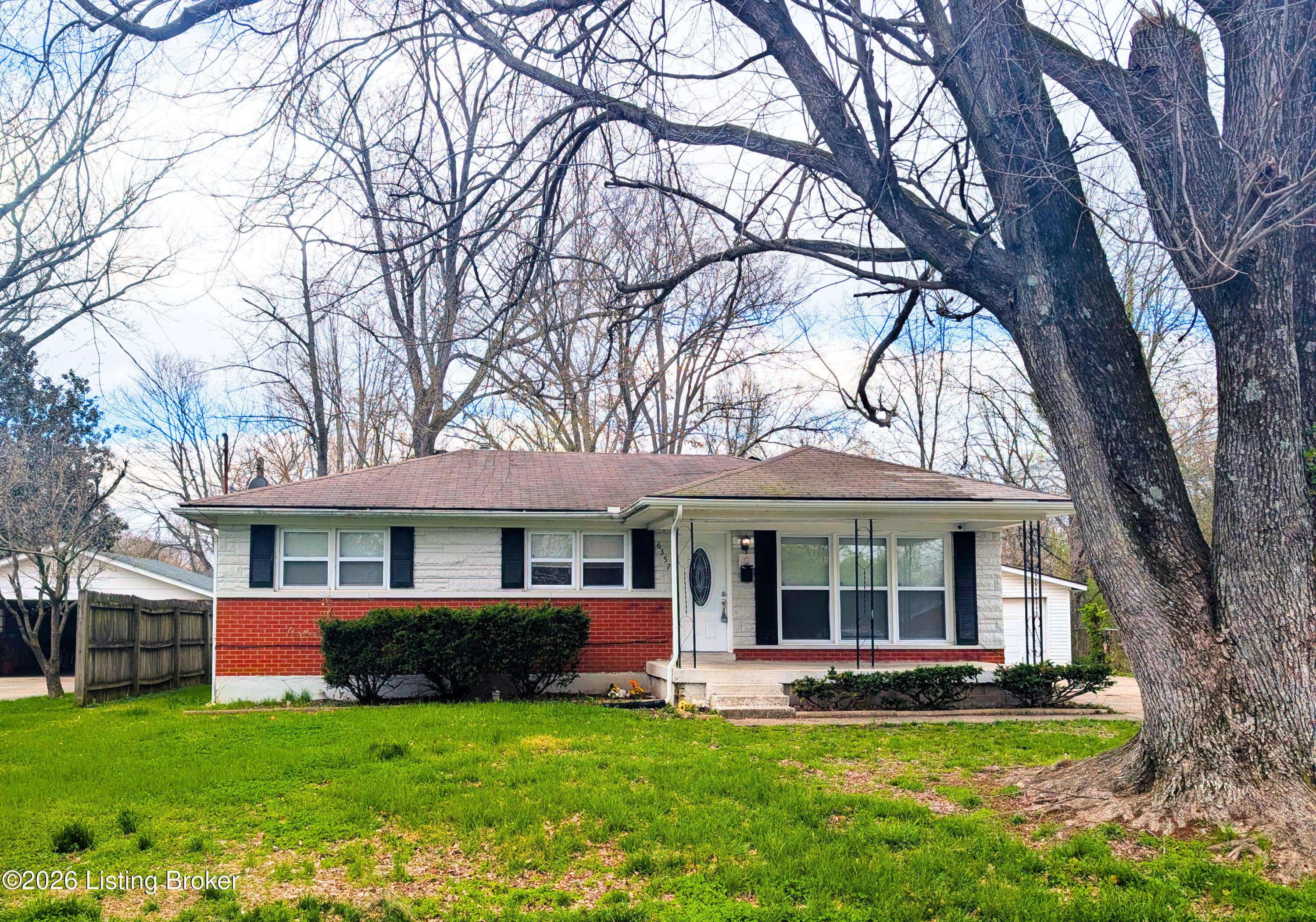 6357 Doe Run Road Louisville, KY 40216 - Photo 2 of 20 8f0846ee-71f2-4613-85d1-8754e3ec0969