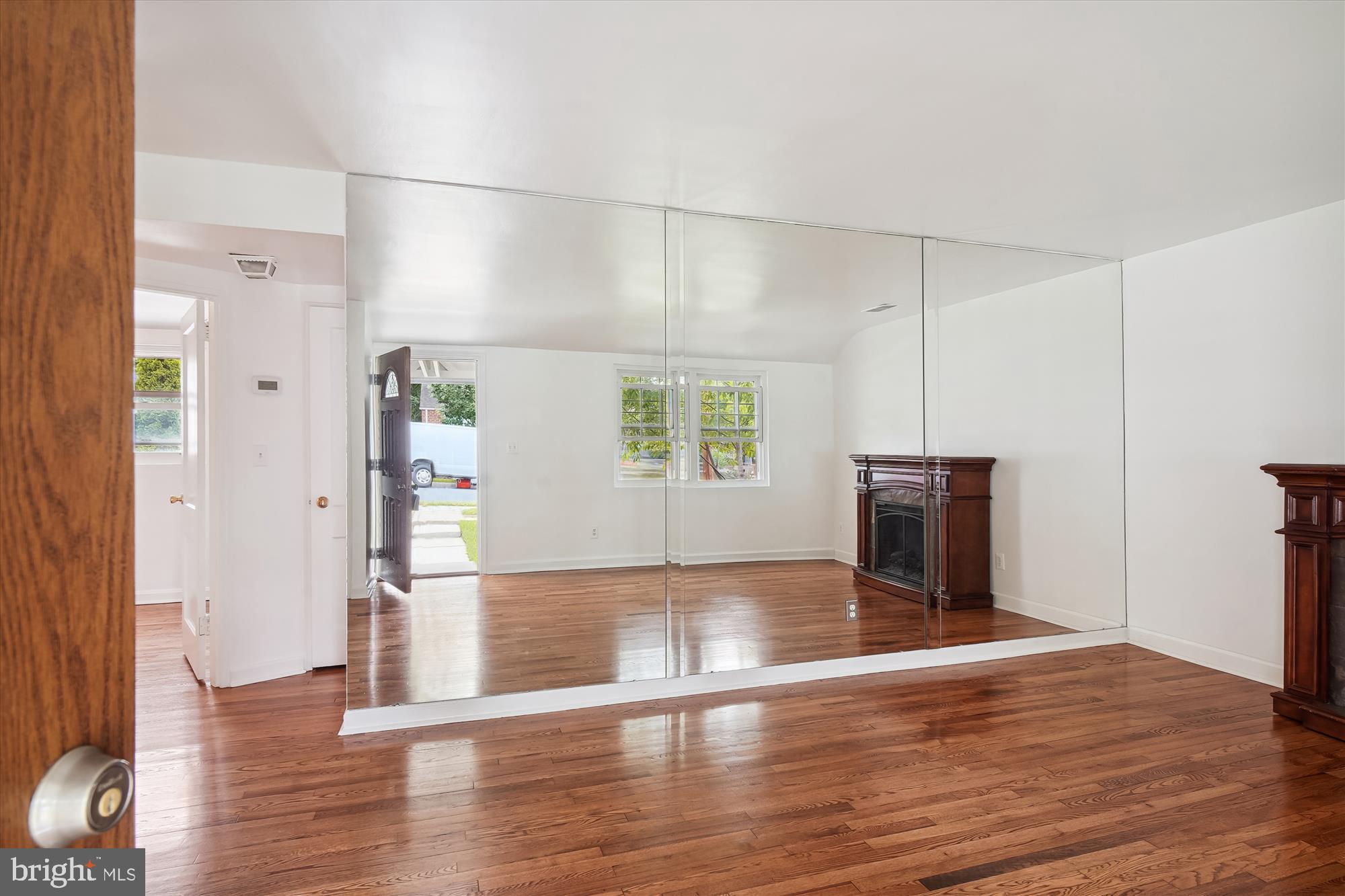 2912 Weisman Road Silver Spring, MD 20902 - Photo 14 of 40 Foyer