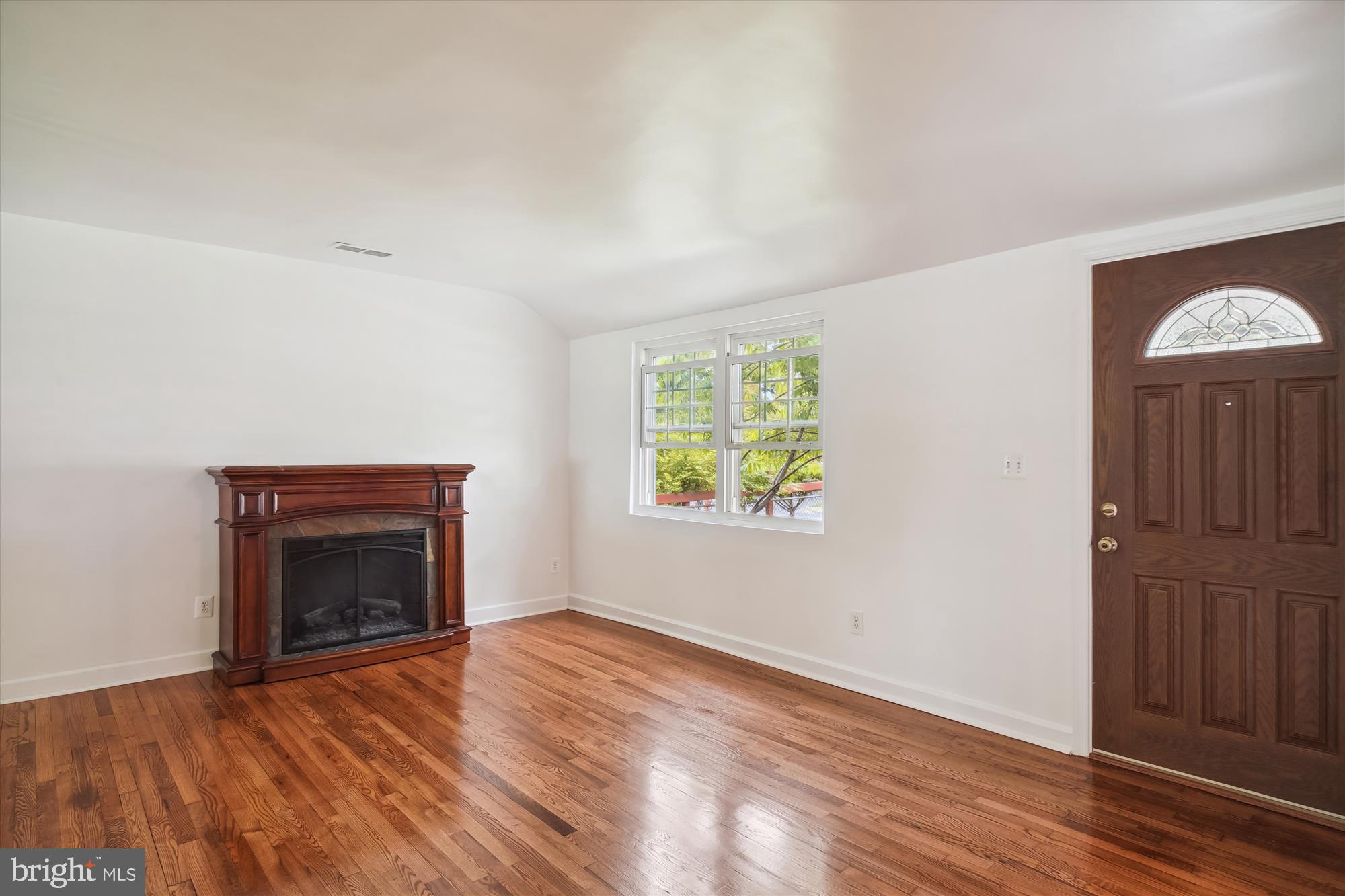 2912 Weisman Road Silver Spring, MD 20902 - Photo 15 of 40 Living Room
