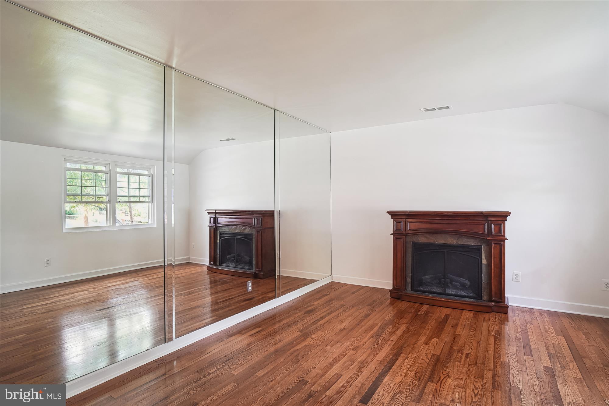 2912 Weisman Road Silver Spring, MD 20902 - Photo 18 of 40 Living Room