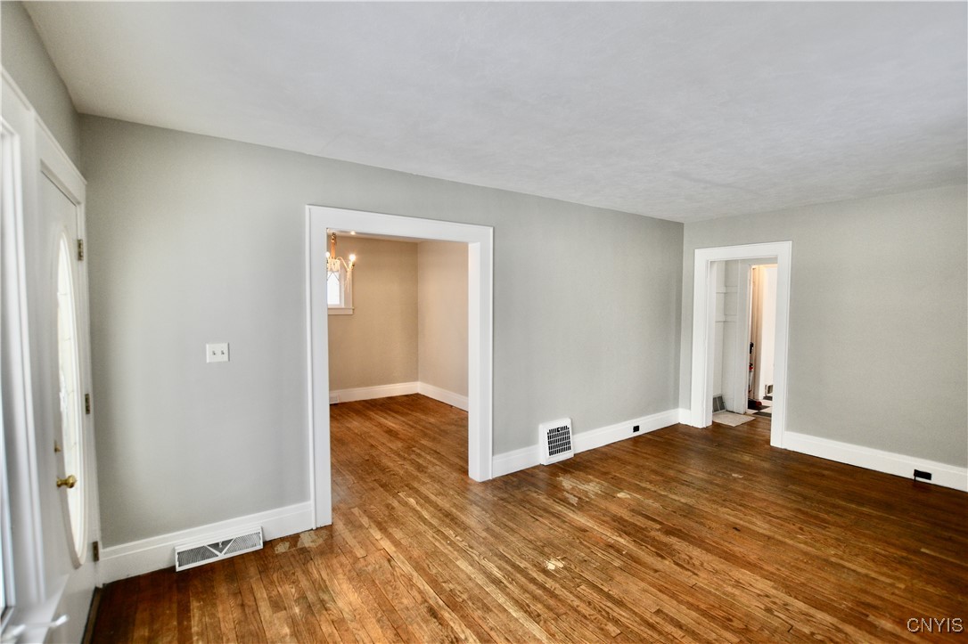 709 Darlington Road Syracuse, NY 13208 - Photo 10 of 26 Living Room