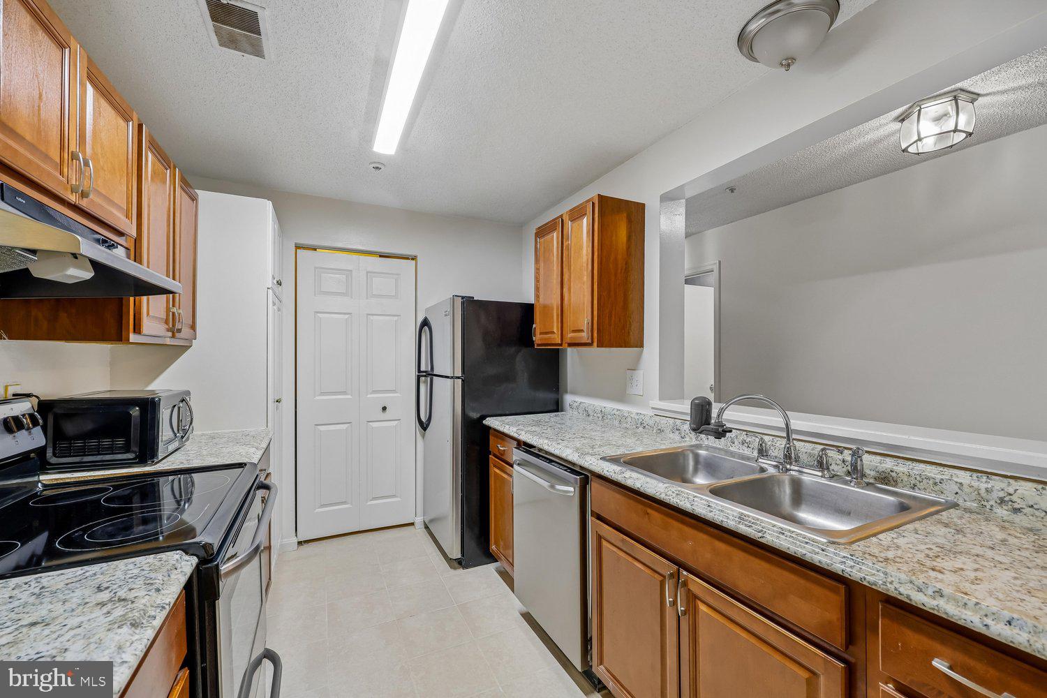 12902 Churchill Ridge Circle, Unit 7 Germantown, MD 20874 - Photo 17 of 58 Kitchen
