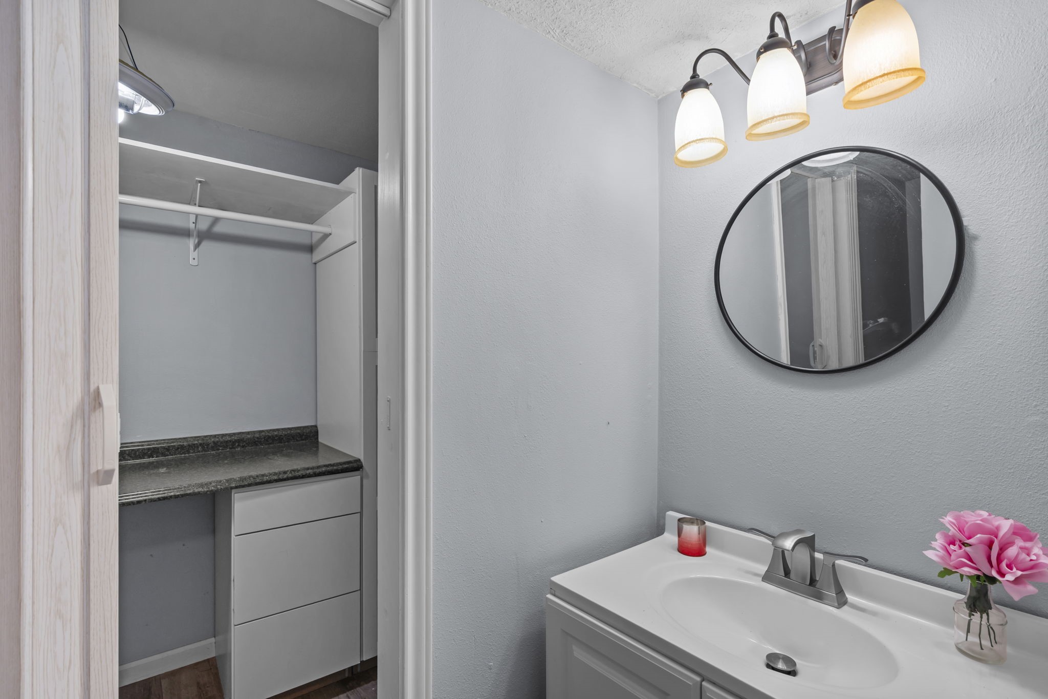 7009 Avenue R Santa Fe, TX 77510 - Photo 18 of 48 1/2 bath off of the utility room.