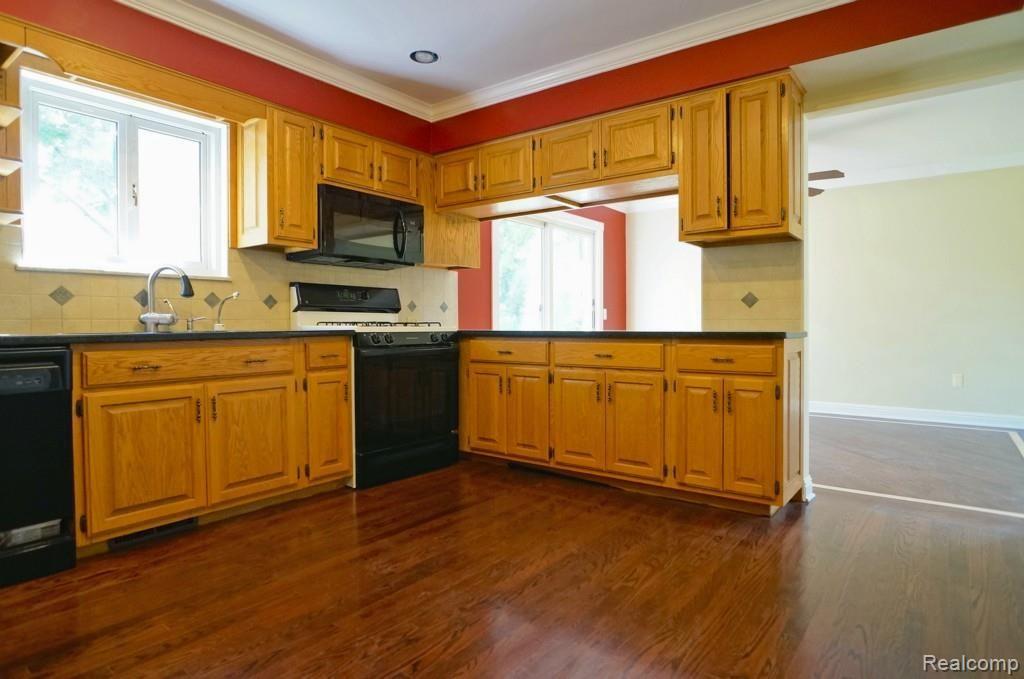 900 East Dawson Road Milford, MI 48381 - Photo 3 of 20 Custom Solid Oak Cabinets