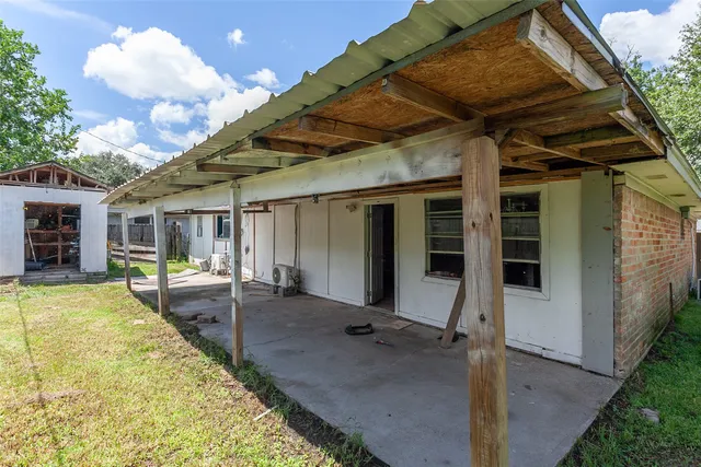 a view of a backyard with plants