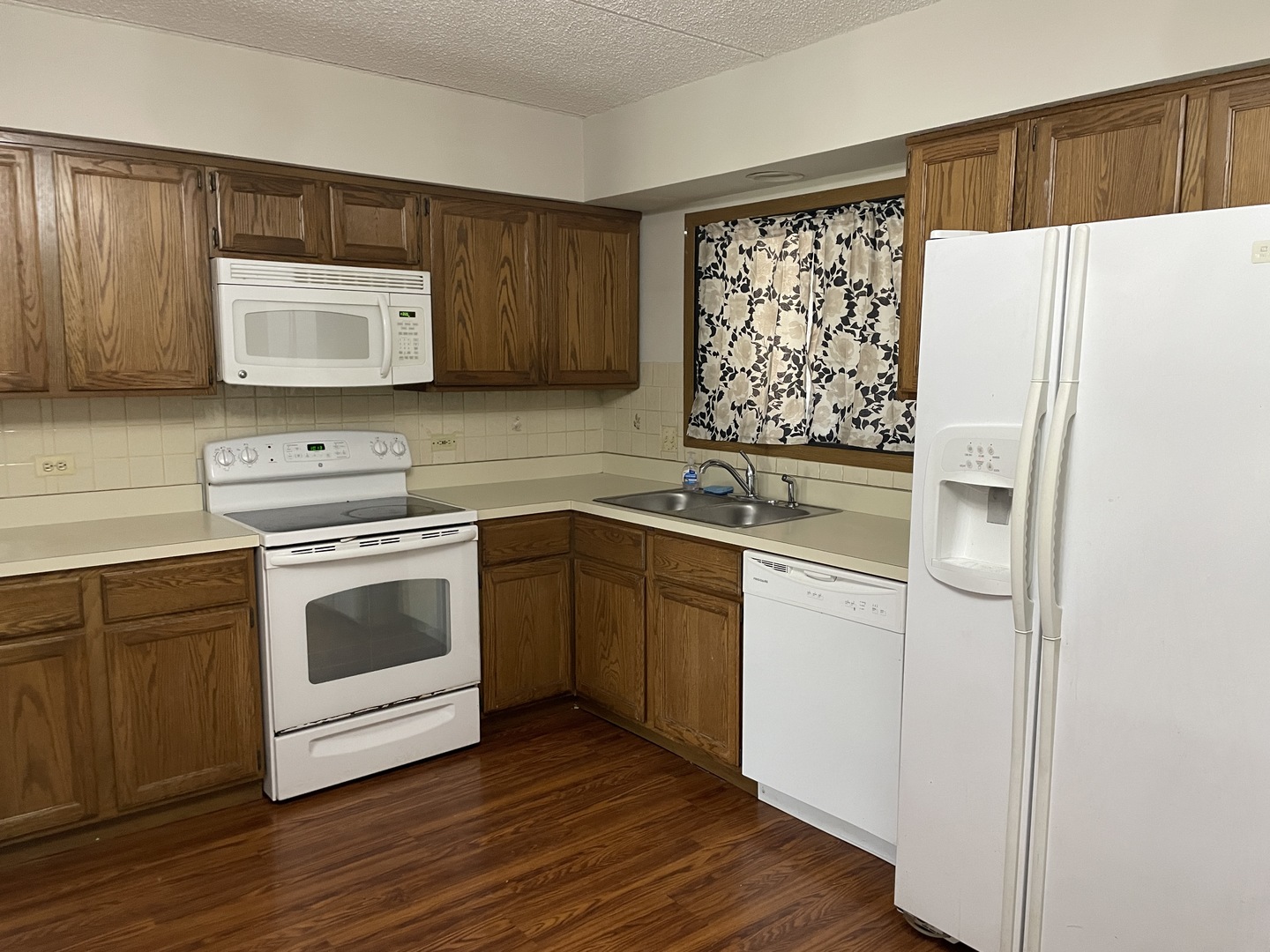 976 North Rohlwing Road, Unit GA Addison, IL 60101 - Photo 7 of 20 a kitchen with a stove a sink and a refrigerator