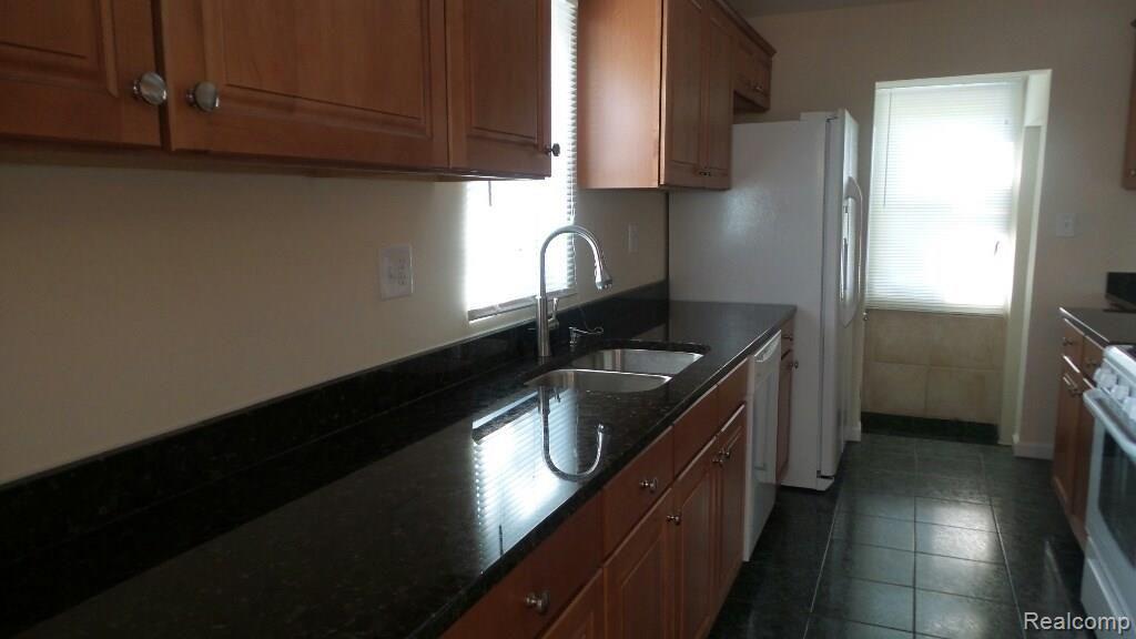 2864 St Clair Drive Rochester Hills, MI 48309 - Photo 3 of 21