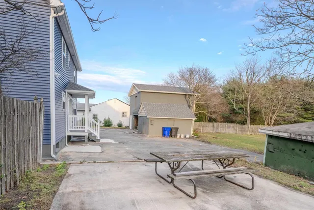 a view of yard with tree