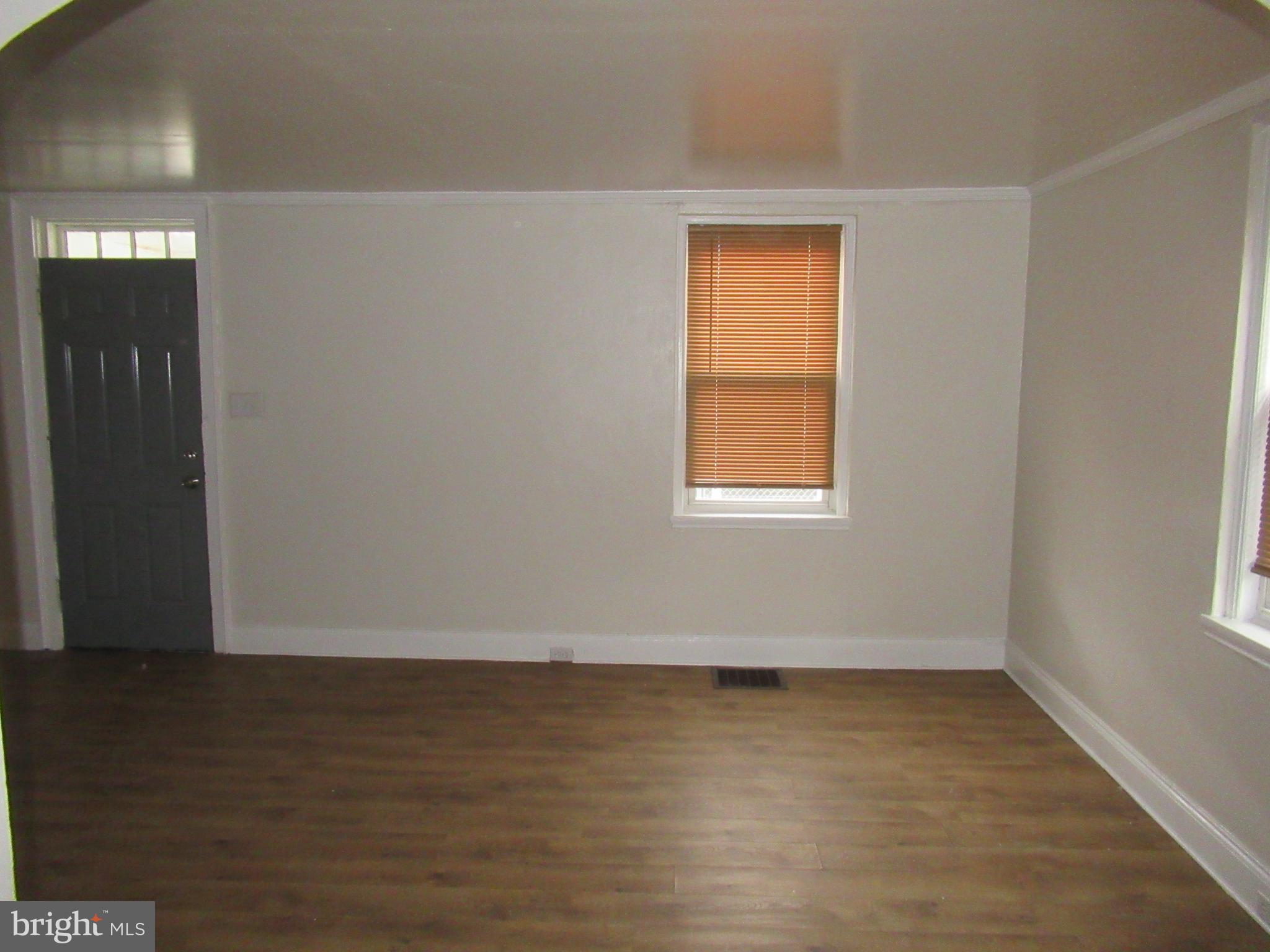 966 Niagara Road Camden, NJ 08104 - Photo 3 of 25 Living room
