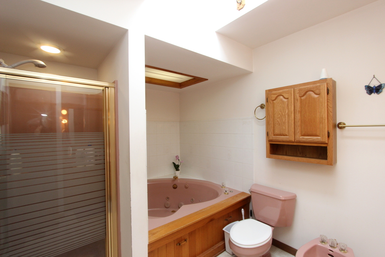 2457 Hawthorne Road Homewood, IL 60430 - Photo 12 of 20 a bathroom with a toilet a sink and bathtub