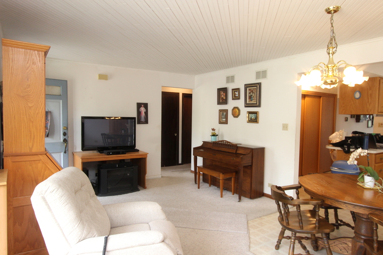 2457 Hawthorne Road Homewood, IL 60430 - Photo 3 of 20 a living room with furniture and a flat screen tv