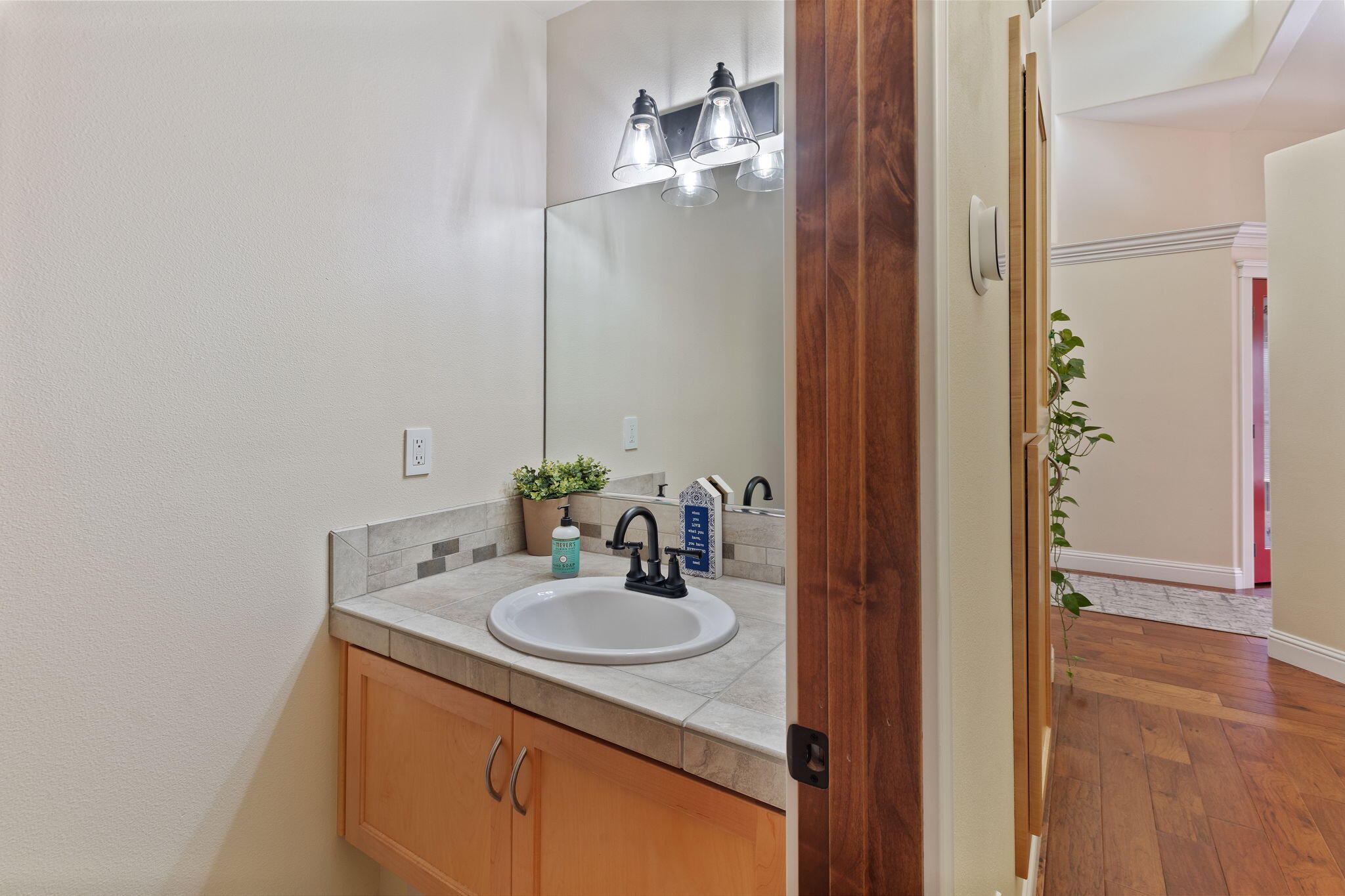 101 Cedar Ridge Terrace Rogue River, OR 97537 - Photo 16 of 36 Upstairs Hall Bath