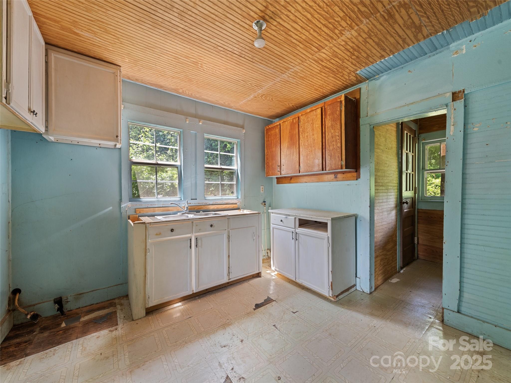 55 Shook Street Clyde, NC 28721 - Photo 12 of 21