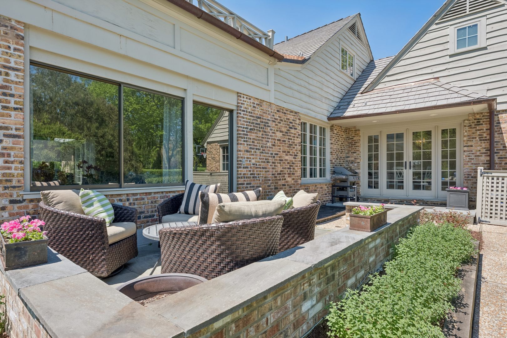936 Sunset Road Winnetka, IL 60093 - Photo 17 of 50 a outdoor space with patio the couches and dining table with garden view