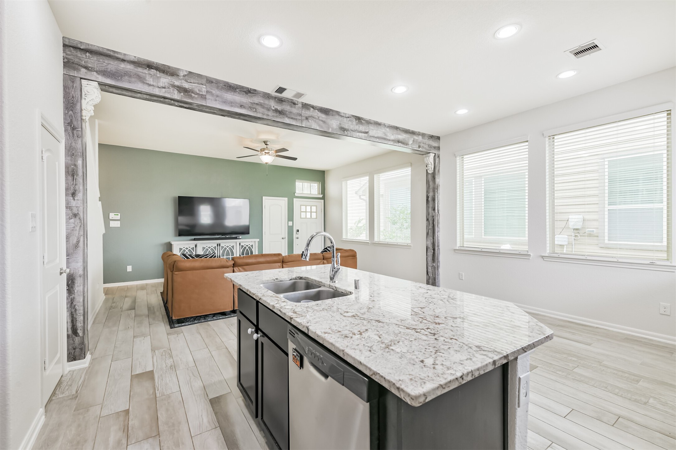 327 Biltmore Loop Montgomery, TX 77316 - Photo 11 of 34