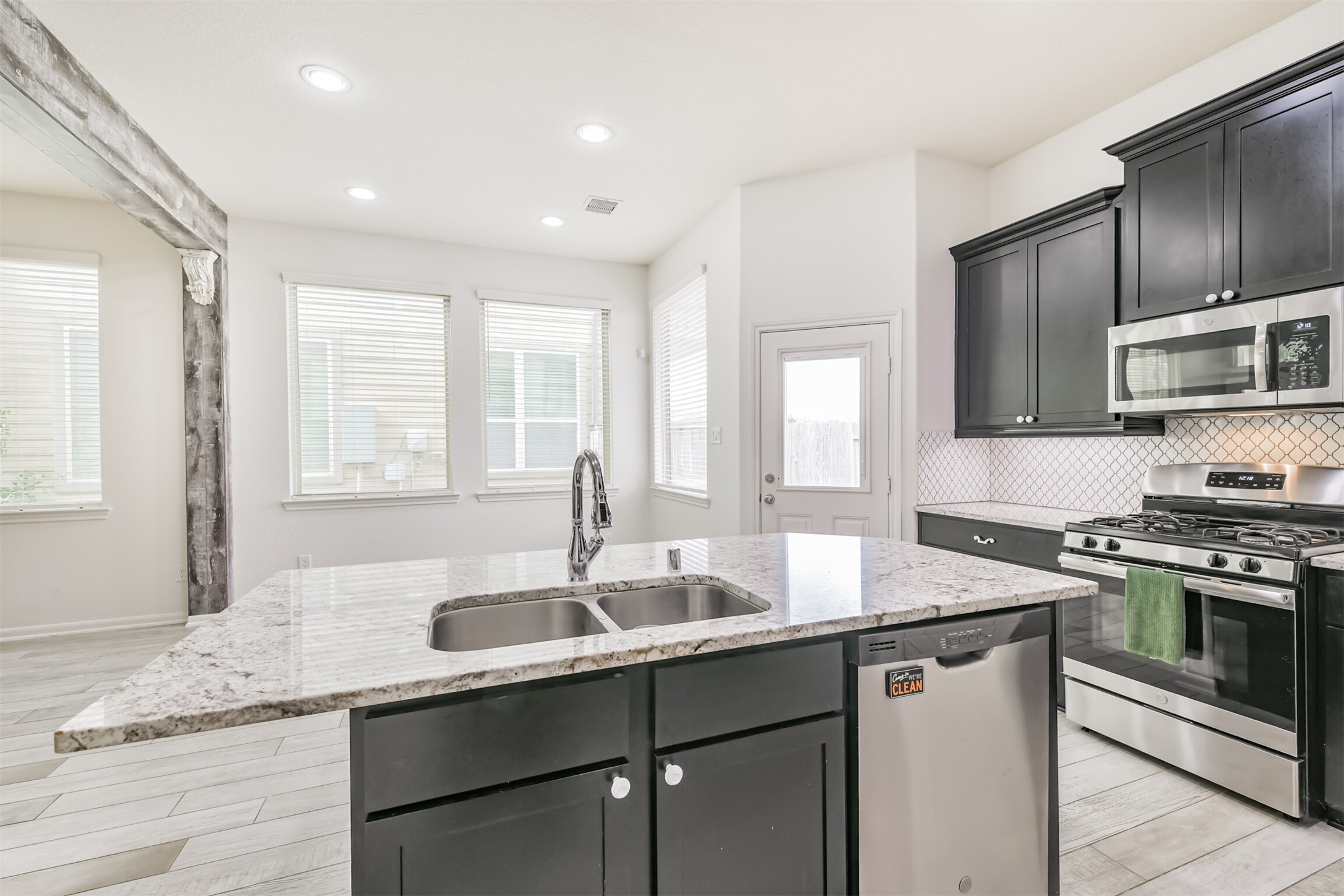 327 Biltmore Loop Montgomery, TX 77316 - Photo 13 of 34