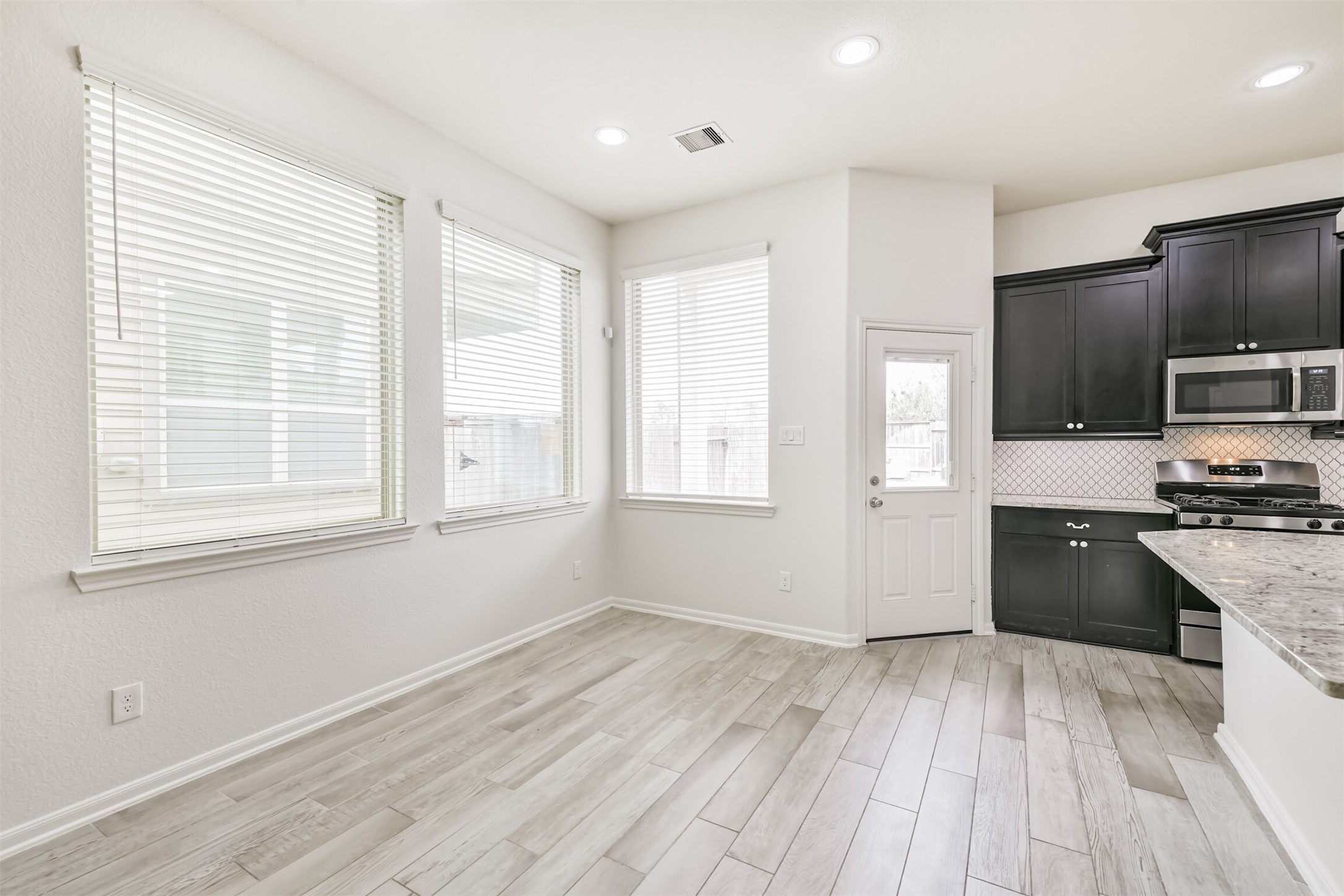 327 Biltmore Loop Montgomery, TX 77316 - Photo 14 of 34