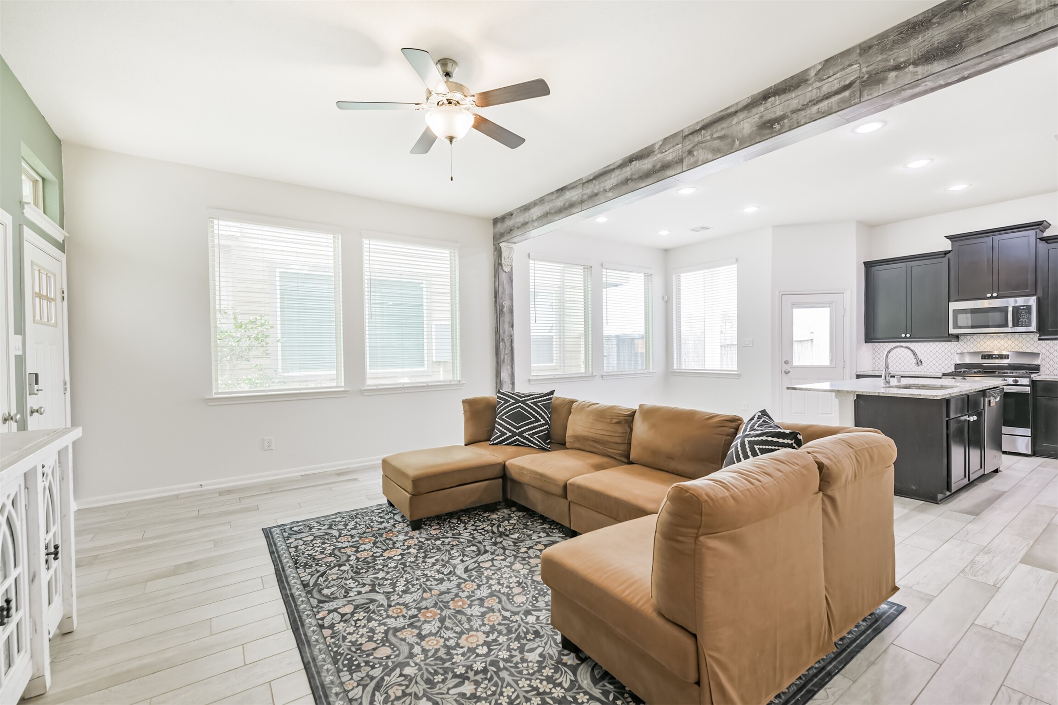 327 Biltmore Loop Montgomery, TX 77316 - Photo 7 of 34