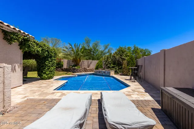 a view of a backyard