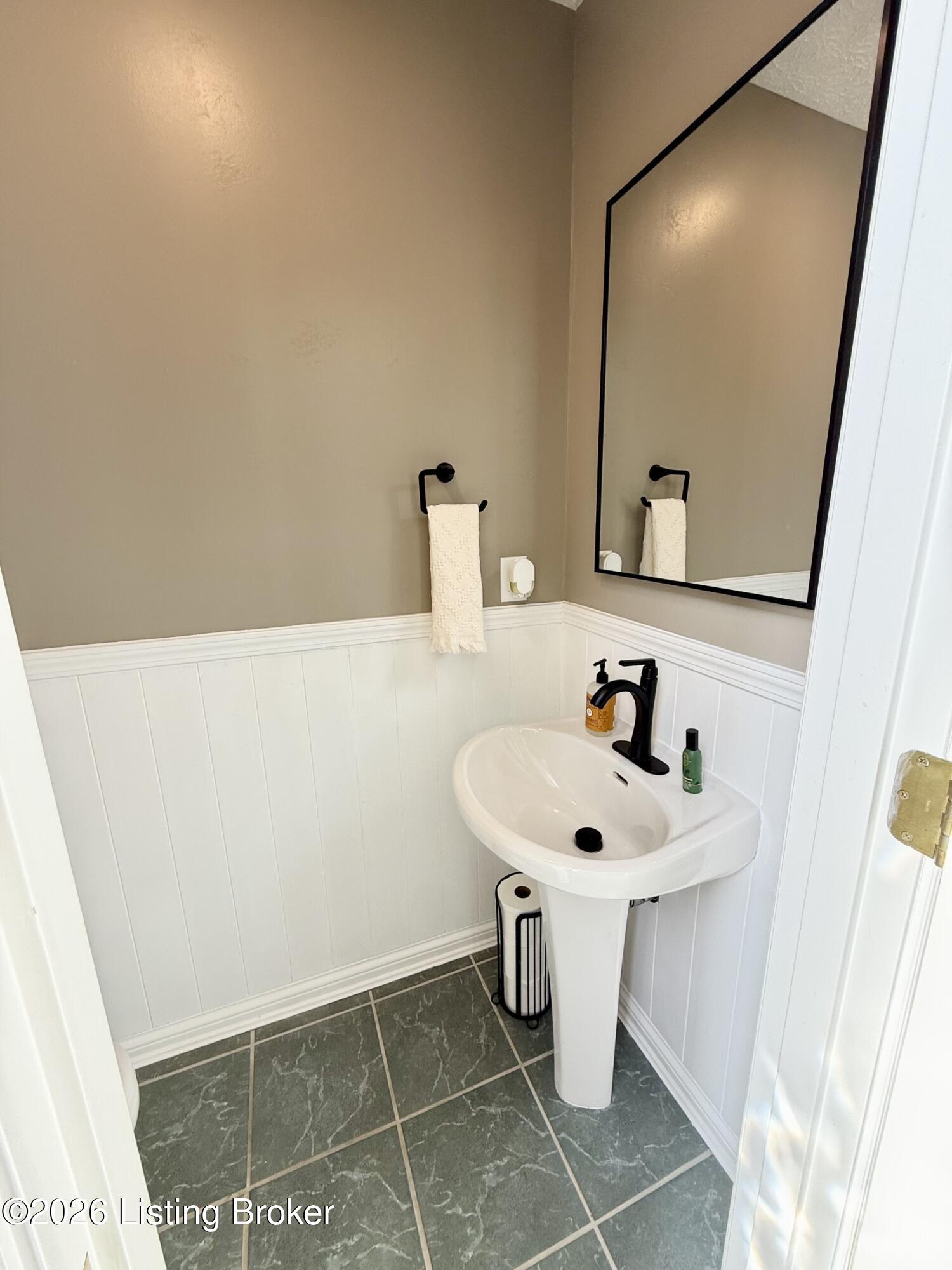 5405 Colonyridge Road Louisville, KY 40229 - Photo 9 of 56 HALF BATH 1