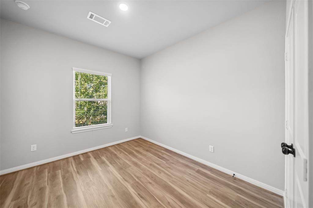 800 North Thompson Street Conroe, TX 77301 - Photo 16 of 25 an empty room with a window