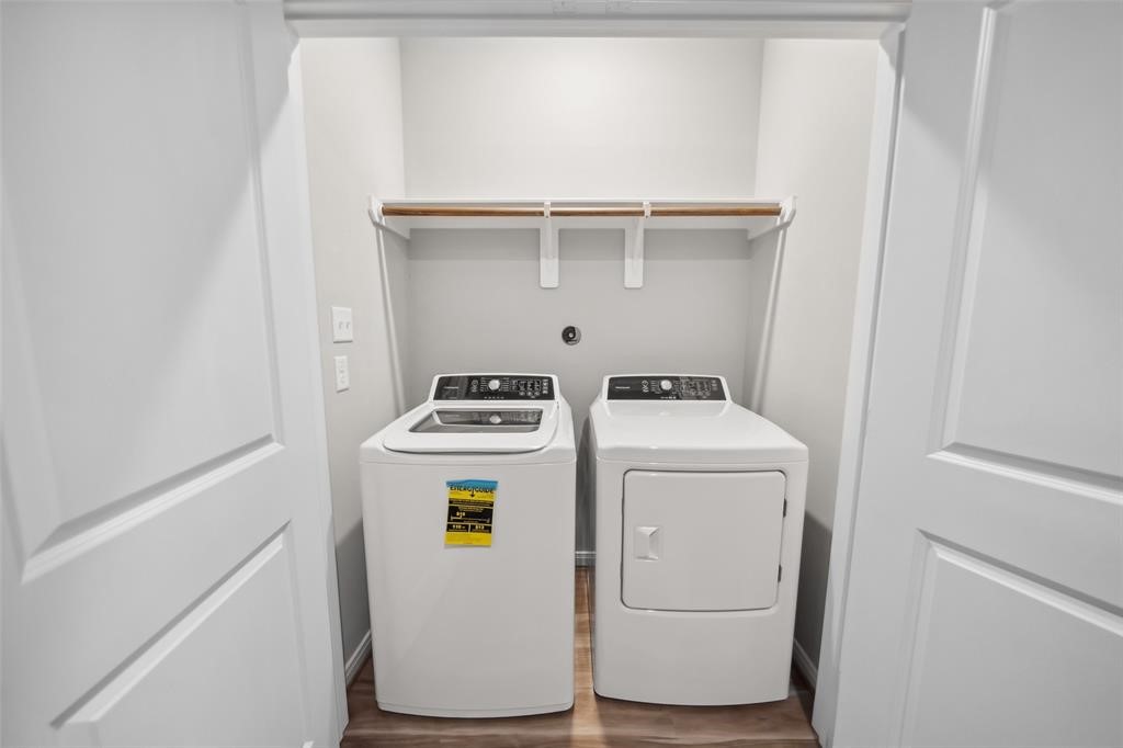 800 North Thompson Street Conroe, TX 77301 - Photo 20 of 25 a utility room with dryer and washer