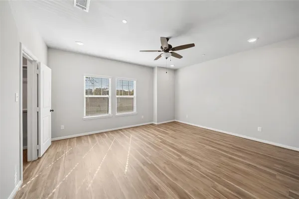 $1,895 | 800 North Thompson Street, Conroe, TX 77301