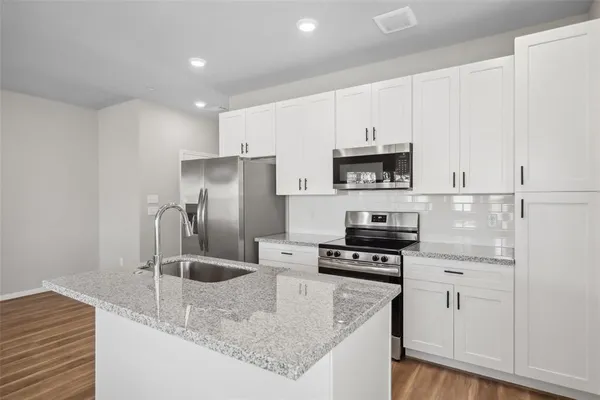 $1,895 | 800 North Thompson Street, Conroe, TX 77301