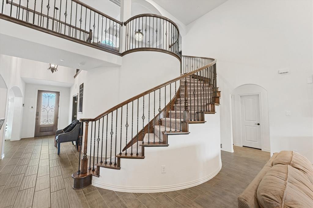 7720 Falcon Ridge Road Denton, TX 76208 - Photo 10 of 38 Grand sprialed staircase