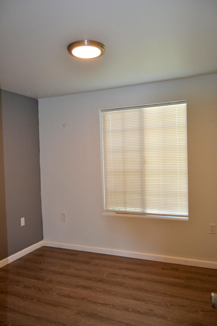 1471 Dowell Road Grants Pass, OR 97527 - Photo 10 of 31 Guest Bedroom 1