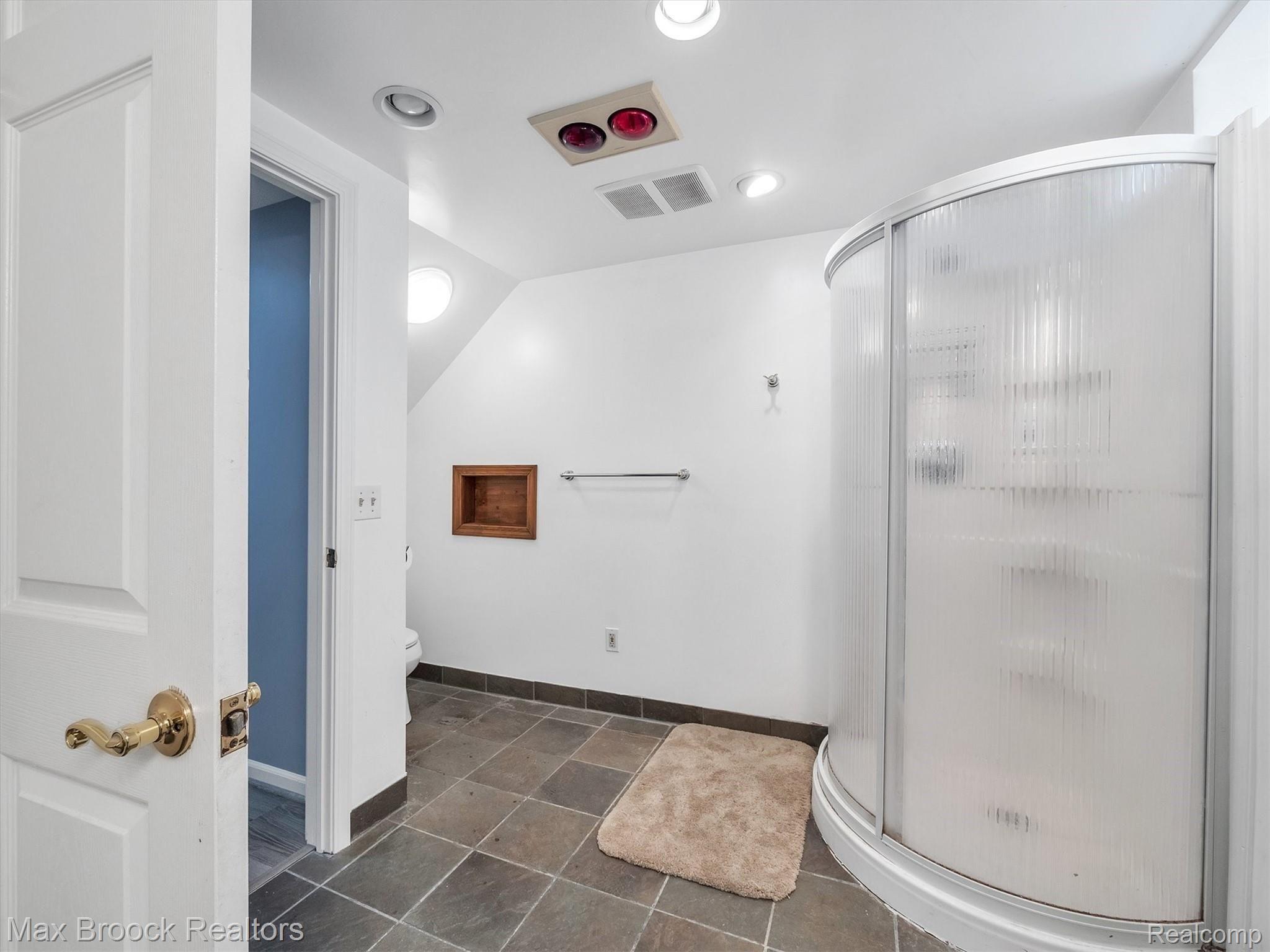 462 South Boulevard West Rochester, MI 48307 - Photo 29 of 44 Basement bath, second view.