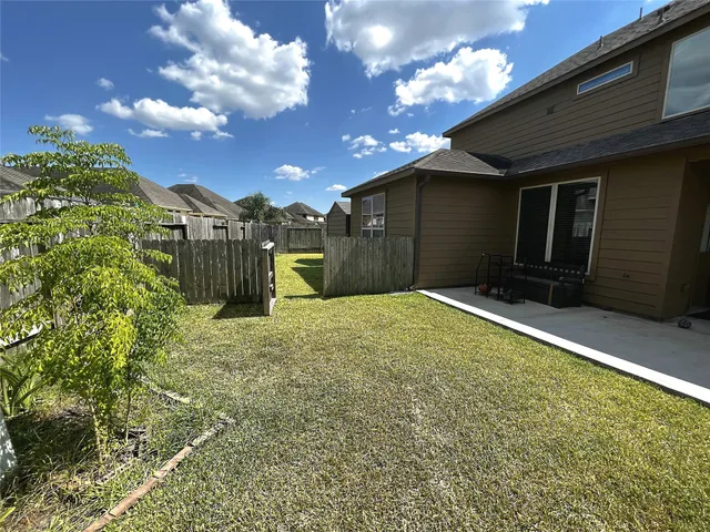 a view of a backyard