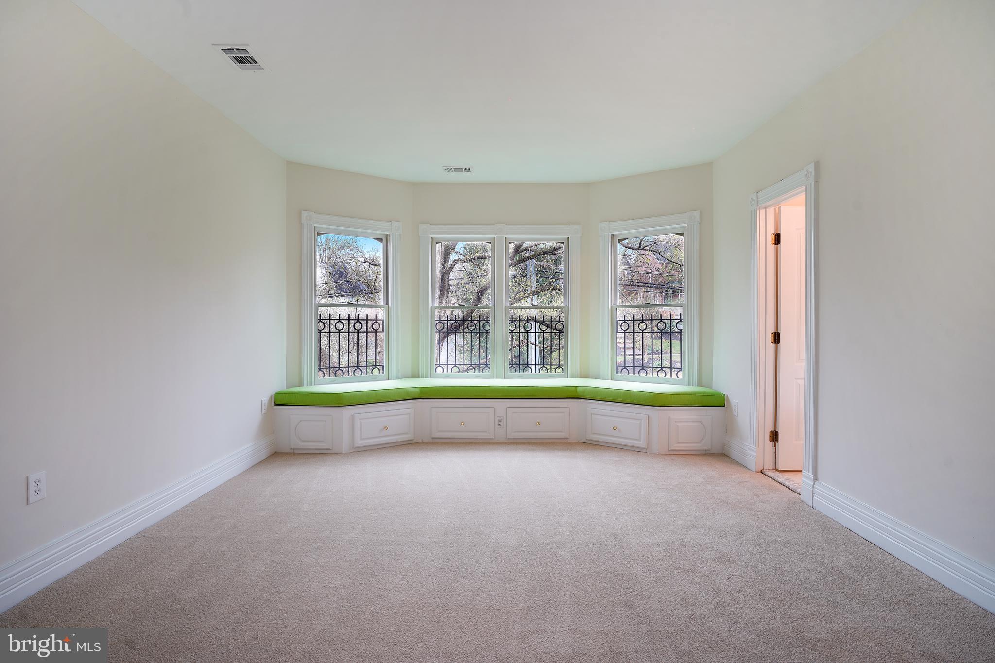 6600 Old Chesterbrook Road McLean, VA 22101 - Photo 26 of 41 UPPER FRONT BR W/BATH