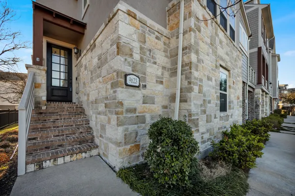 a view of a pathway along the building