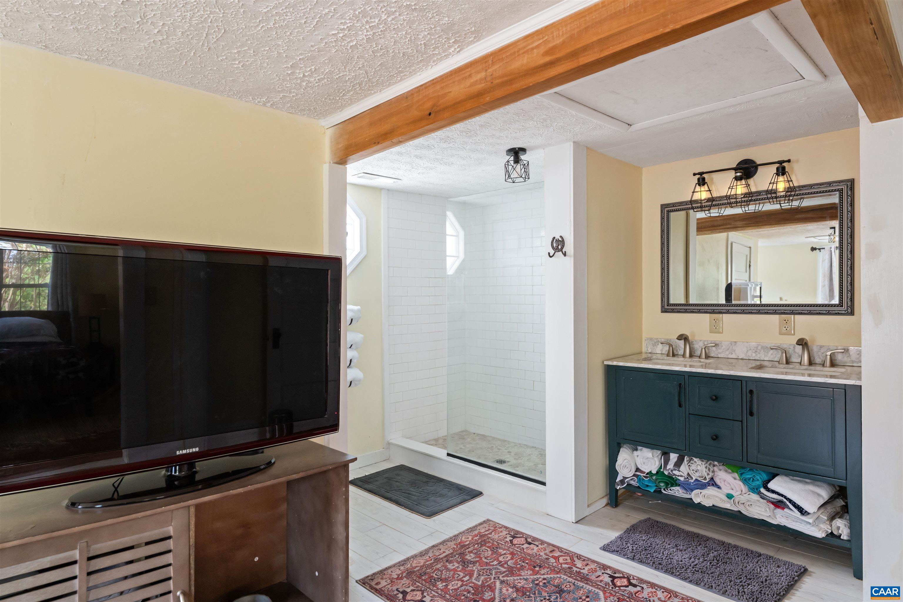 418 James River Road Scottsville, VA 24590 - Photo 25 of 61 a bathroom with a sink a mirror and a bathtub