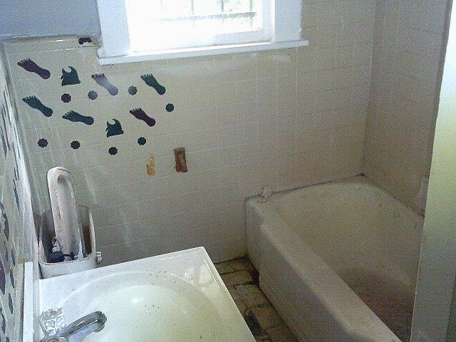 3172 Hoskins Road Memphis, TN 38111 - Photo 11 of 15 Full bathroom with tile walls and vanity