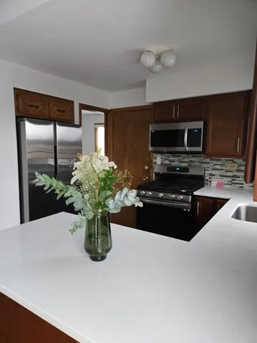 $2,000 | 6146 North Melvina Avenue, Unit 2, Chicago, IL 60646