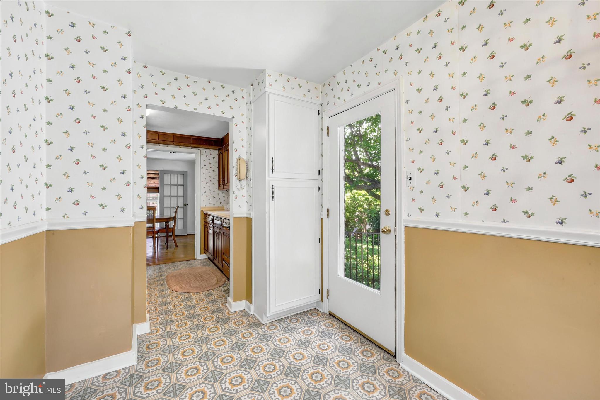 114 Rambling Way Springfield, PA 19064 - Photo 23 of 43 Breakfast Room with possibilities!