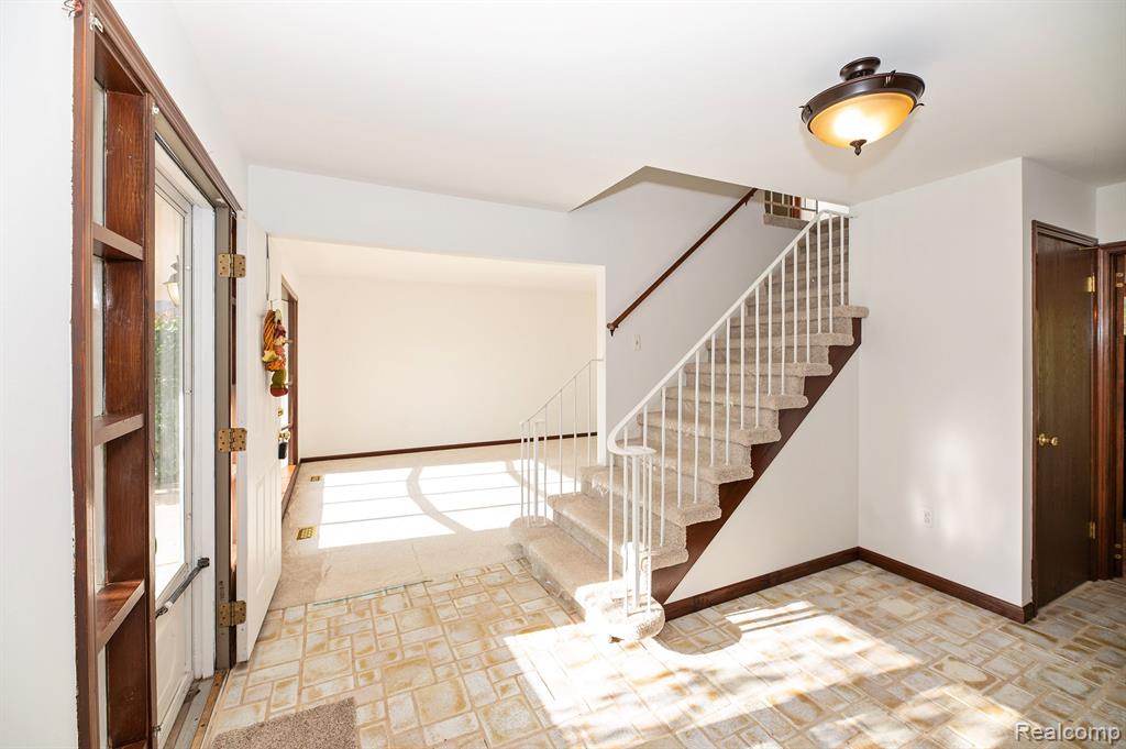 645 Lockmoore Court Rochester Hills, MI 48307 - Photo 4 of 56