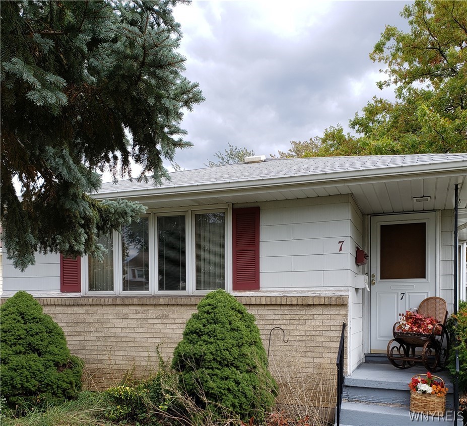 7 Delta Road Amherst, NY 14226 - Photo 1 of 1 BRIGHT LIVING ROOM WITH LARGE PICTURE WINDOW ...