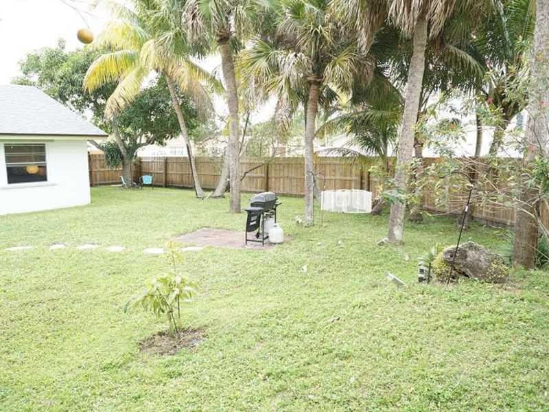 9293 Southampton Place Boca Raton, FL 33434 - Photo 12 of 12 a view of a backyard with a garden